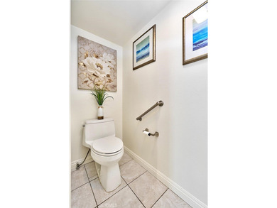 This beautifully maintained 2-bedroom, 2-bath home offers a on Leisure Village Par 3 Golf Course in California - for sale on GolfHomes.com, golf home, golf lot