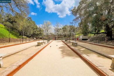 Welcome to this delightful and serene 1 bedroom/ 1 bathroom Del on Rossmoor Golf Course in California - for sale on GolfHomes.com, golf home, golf lot