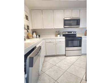 This beautifully maintained 2-bedroom, 2-bath home offers a on Leisure Village Par 3 Golf Course in California - for sale on GolfHomes.com, golf home, golf lot