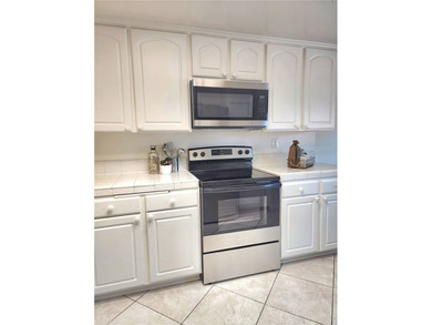 This beautifully maintained 2-bedroom, 2-bath home offers a on Leisure Village Par 3 Golf Course in California - for sale on GolfHomes.com, golf home, golf lot