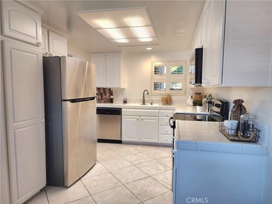 This beautifully maintained 2-bedroom, 2-bath home offers a on Leisure Village Par 3 Golf Course in California - for sale on GolfHomes.com, golf home, golf lot