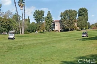 This beautifully maintained 2-bedroom, 2-bath home offers a on Leisure Village Par 3 Golf Course in California - for sale on GolfHomes.com, golf home, golf lot