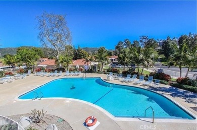 This beautifully maintained 2-bedroom, 2-bath home offers a on Leisure Village Par 3 Golf Course in California - for sale on GolfHomes.com, golf home, golf lot