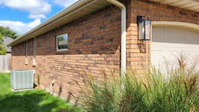 Beautiful one level all brick house in Southwest Springfield! on Rivercut Golf Course in Missouri - for sale on GolfHomes.com, golf home, golf lot