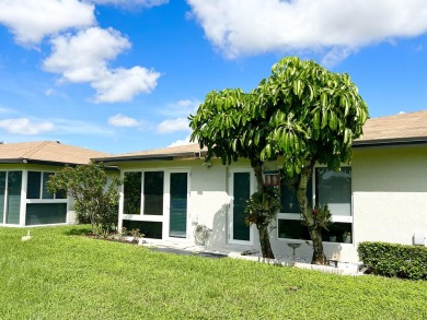 Priced to sell!! Lakefront Villa, located in a serene 55+ senior on Villa Del Ray Golf Club in Florida - for sale on GolfHomes.com, golf home, golf lot