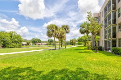 3/2 CONDO IN THE DESIRABLE PINE ISLAND RIDGE. PRIVATE COUNTRY on Pine Island Ridge Country Club in Florida - for sale on GolfHomes.com, golf home, golf lot