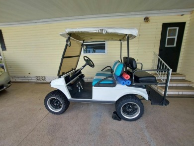 Beautiful 2 Bedroom 2 Bath home with upgraded appliances on Lakes at Leesburg Golf Course in Florida - for sale on GolfHomes.com, golf home, golf lot