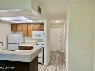 Nice move-in ready condo on 2nd floor in Lakeside Villa. Unit on Diamondhead Country Club in Mississippi - for sale on GolfHomes.com, golf home, golf lot