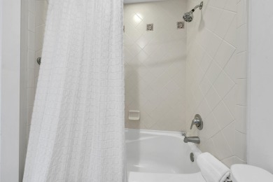 Beautifully renovated 2BR/2.5BA CORNER, LOCK-OUT features a wrap on Sandestin Golf and Beach Resort - The Links in Florida - for sale on GolfHomes.com, golf home, golf lot