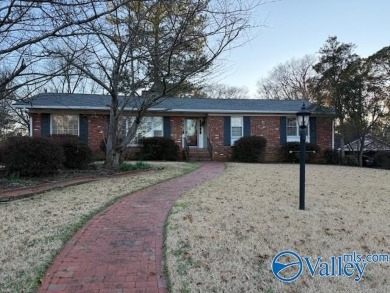 This cozy 4 bed, 3 bath home is in a prime location with Point on Point Mallard Golf Course in Alabama - for sale on GolfHomes.com, golf home, golf lot