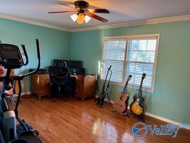 This cozy 4 bed, 3 bath home is in a prime location with Point on Point Mallard Golf Course in Alabama - for sale on GolfHomes.com, golf home, golf lot