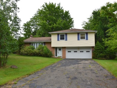 Unique 3 bedroom, 2.5 bath Tri-level design located in the north on Hailwood Golf Club in Pennsylvania - for sale on GolfHomes.com, golf home, golf lot