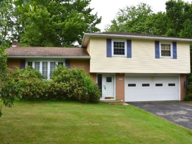 Unique 3 bedroom, 2.5 bath Tri-level design located in the north on Hailwood Golf Club in Pennsylvania - for sale on GolfHomes.com, golf home, golf lot