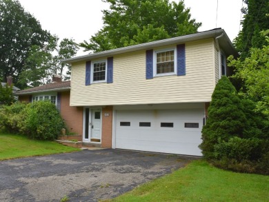 Unique 3 bedroom, 2.5 bath Tri-level design located in the north on Hailwood Golf Club in Pennsylvania - for sale on GolfHomes.com, golf home, golf lot