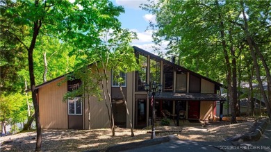 This magnificent 5-bedroom, 3-bathroom lakefront home is walking on The Oaks Golf Course in Missouri - for sale on GolfHomes.com, golf home, golf lot