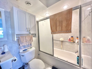 Discover the perfect blend of comfort and convenience in this on Kings Point Golf -Flanders Way in Florida - for sale on GolfHomes.com, golf home, golf lot