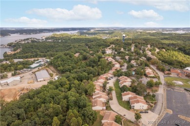 Welcome to this spacious yet cozy, 3 Bedroom, 2 Bath, end unit on Seasons Ridge At Four Seasons in Missouri - for sale on GolfHomes.com, golf home, golf lot