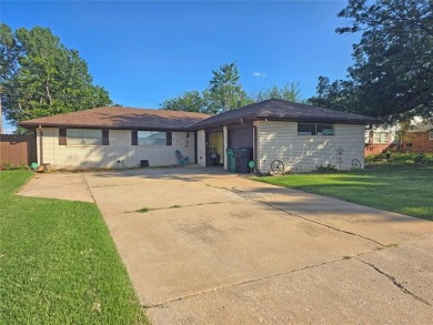 Paradise in the heart of OKC!  This charming 3 bed, 2 bath home on Lake Hefner Golf Club in Oklahoma - for sale on GolfHomes.com, golf home, golf lot