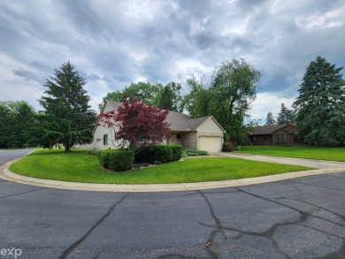 Welcome to our Waterford site condo listing. Enjoy the comfort on White Lake Oaks Golf Course in Michigan - for sale on GolfHomes.com, golf home, golf lot