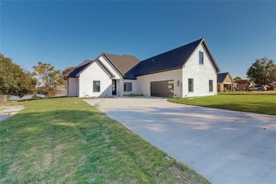 This Beautiful home is placed overlooking hole 9 at Kings Creek on Kings Creek Golf Club in Texas - for sale on GolfHomes.com, golf home, golf lot