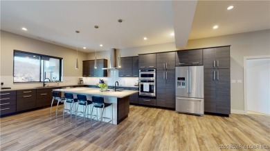 MOTIVATED SELLER.....HOME IN HORSESHOE BEND HAS POTENTIAL TO BE on Seasons Ridge At Four Seasons in Missouri - for sale on GolfHomes.com, golf home, golf lot