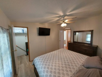 Beautiful 2 Bedroom 2 Bath home with upgraded appliances on Lakes at Leesburg Golf Course in Florida - for sale on GolfHomes.com, golf home, golf lot