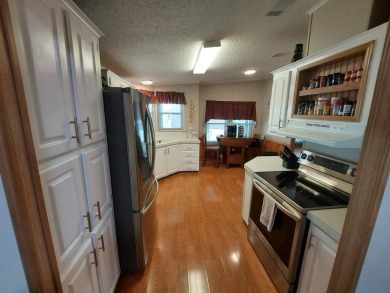 Beautiful 2 Bedroom 2 Bath home with upgraded appliances on Lakes at Leesburg Golf Course in Florida - for sale on GolfHomes.com, golf home, golf lot