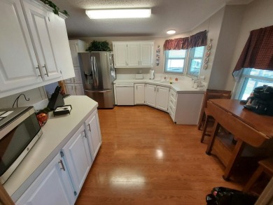 Beautiful 2 Bedroom 2 Bath home with upgraded appliances on Lakes at Leesburg Golf Course in Florida - for sale on GolfHomes.com, golf home, golf lot