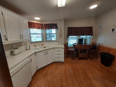 Beautiful 2 Bedroom 2 Bath home with upgraded appliances on Lakes at Leesburg Golf Course in Florida - for sale on GolfHomes.com, golf home, golf lot