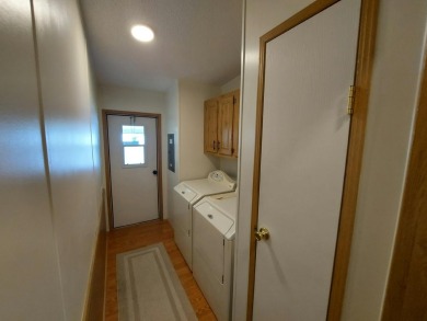 Beautiful 2 Bedroom 2 Bath home with upgraded appliances on Lakes at Leesburg Golf Course in Florida - for sale on GolfHomes.com, golf home, golf lot