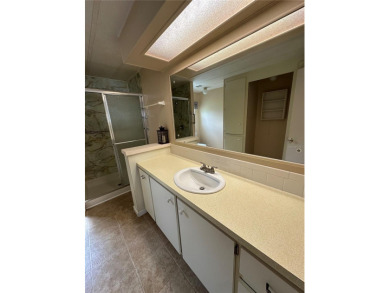 55 + gated golf course community Newly updated 2 bedroom 2 bath on Zellwood Station Country Club in Florida - for sale on GolfHomes.com, golf home, golf lot
