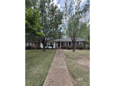 Charming 3-bedroom, 2-bath home conveniently located in town on Vanity Fair Golf and Tennis Club in Alabama - for sale on GolfHomes.com, golf home, golf lot