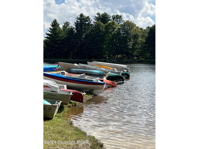 This Timber Trails three-generation family home in Lake Naomi on Lake Naomi Timber Trails Golf Club in Pennsylvania - for sale on GolfHomes.com, golf home, golf lot