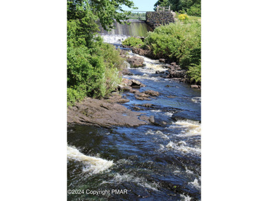 This Timber Trails three-generation family home in Lake Naomi on Lake Naomi Timber Trails Golf Club in Pennsylvania - for sale on GolfHomes.com, golf home, golf lot