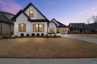 Impeccable open plan on Canebrake Golf Course! 3 bedrooms on on Canebrake Golf Club in Alabama - for sale on GolfHomes.com, golf home, golf lot