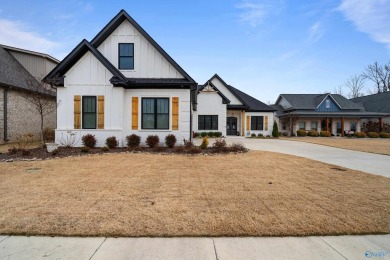 Impeccable open plan on Canebrake Golf Course! 3 bedrooms on on Canebrake Golf Club in Alabama - for sale on GolfHomes.com, golf home, golf lot