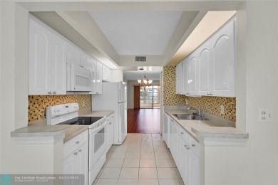 This 'JUNIPER' FLOOR PLAN HAS INSIDE WASHER/DRYER, UPDATED on Wynmoor Golf Course in Florida - for sale on GolfHomes.com, golf home, golf lot