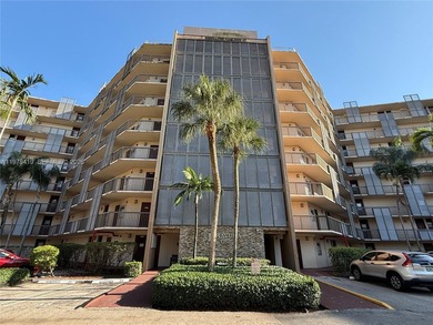 Spacious condo in the heart of Aventura at 3301 N Country Club on Turnberry Isle Resort and Club in Florida - for sale on GolfHomes.com, golf home, golf lot