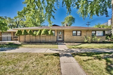 Beautiful, spacious, ready and welcoming RANCH home, offering on Bryn Mawr Country Club in Illinois - for sale on GolfHomes.com, golf home, golf lot