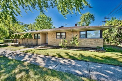 Beautiful, spacious, ready and welcoming RANCH home, offering on Bryn Mawr Country Club in Illinois - for sale on GolfHomes.com, golf home, golf lot