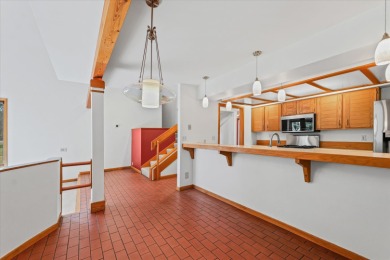 Stunning Contemporary in Lincolnshire Fields! This spacious on Lincolnshire Fields Country Club in Illinois - for sale on GolfHomes.com, golf home, golf lot