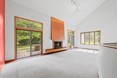 Stunning Contemporary in Lincolnshire Fields! This spacious on Lincolnshire Fields Country Club in Illinois - for sale on GolfHomes.com, golf home, golf lot