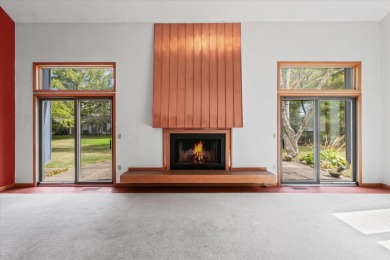 Stunning Contemporary in Lincolnshire Fields! This spacious on Lincolnshire Fields Country Club in Illinois - for sale on GolfHomes.com, golf home, golf lot