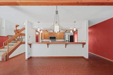 Stunning Contemporary in Lincolnshire Fields! This spacious on Lincolnshire Fields Country Club in Illinois - for sale on GolfHomes.com, golf home, golf lot