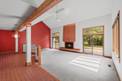 Stunning Contemporary in Lincolnshire Fields! This spacious on Lincolnshire Fields Country Club in Illinois - for sale on GolfHomes.com, golf home, golf lot