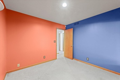 Stunning Contemporary in Lincolnshire Fields! This spacious on Lincolnshire Fields Country Club in Illinois - for sale on GolfHomes.com, golf home, golf lot