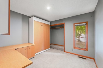 Stunning Contemporary in Lincolnshire Fields! This spacious on Lincolnshire Fields Country Club in Illinois - for sale on GolfHomes.com, golf home, golf lot