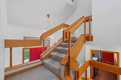 Stunning Contemporary in Lincolnshire Fields! This spacious on Lincolnshire Fields Country Club in Illinois - for sale on GolfHomes.com, golf home, golf lot