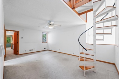 Stunning Contemporary in Lincolnshire Fields! This spacious on Lincolnshire Fields Country Club in Illinois - for sale on GolfHomes.com, golf home, golf lot