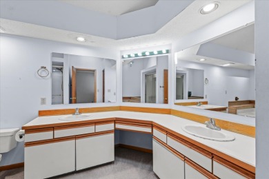 Stunning Contemporary in Lincolnshire Fields! This spacious on Lincolnshire Fields Country Club in Illinois - for sale on GolfHomes.com, golf home, golf lot